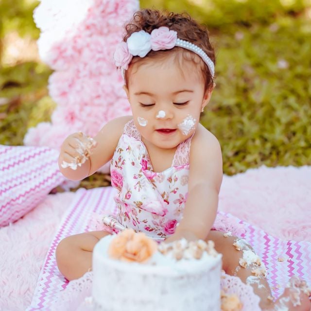 Šťastné dieťa s jeho narodeninovou tortou.