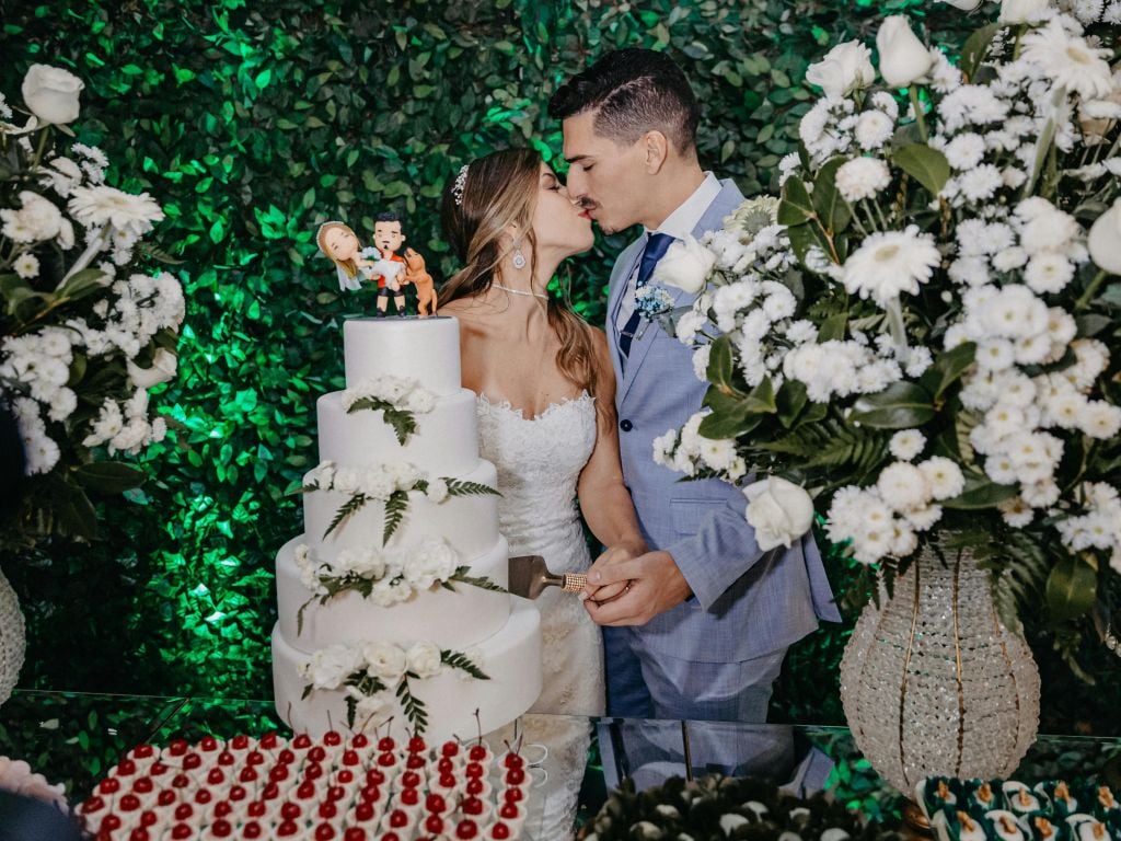 Elegantná svadobná torta s mladomanželmi.